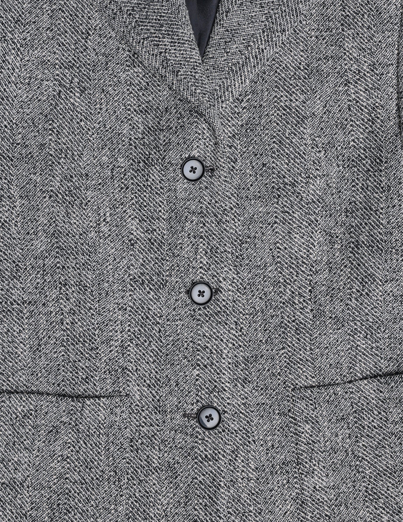 Ashryn Blazer i Domino Herringbone, detalje af knapper og stof.